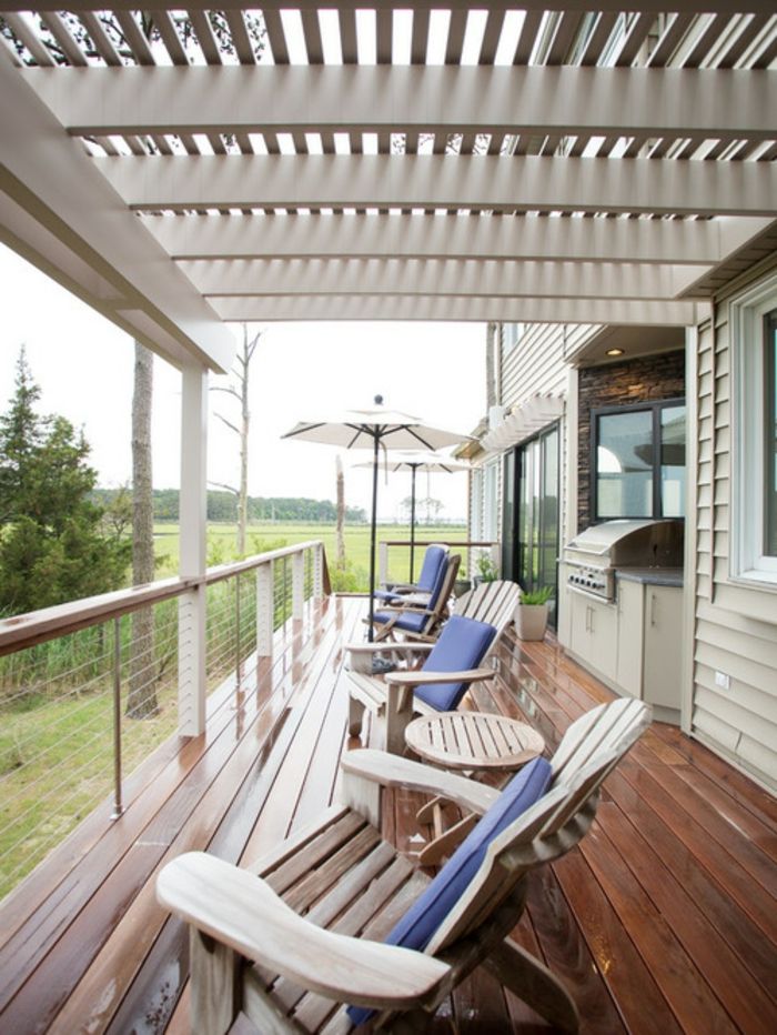 Balkon z baldachimem z drewnianym malowanym białym parasolem w salonie ogrodowym