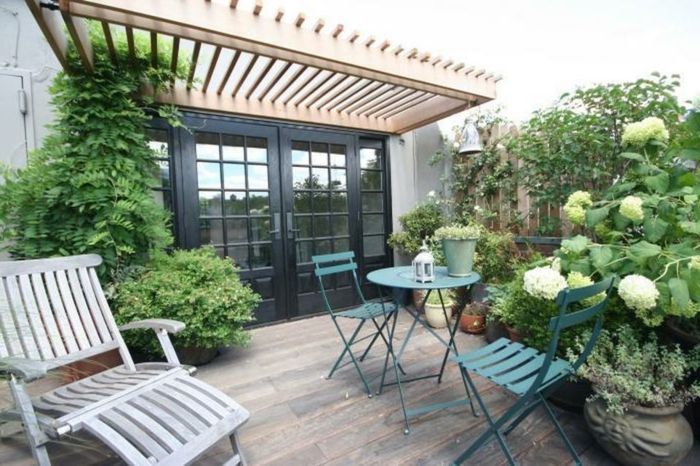 duże patio z roślinami, meble wypoczynkowe i drewniane podłogi