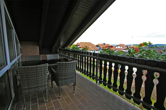 Balkon Balkon Drewniany stolik z siedziskiem z poli-rattanu