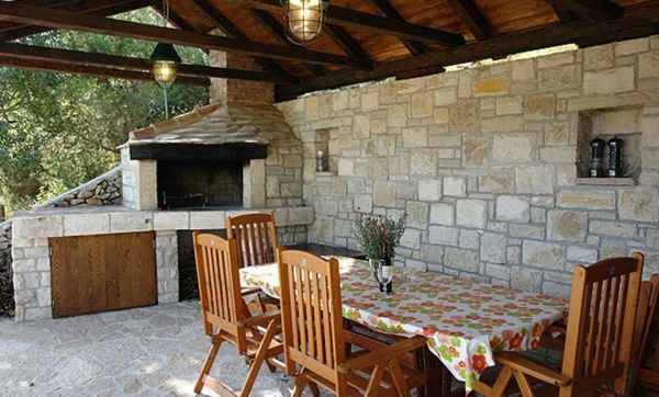 Pokrita terasa-kamin-kamen-jedilna miza s stoli