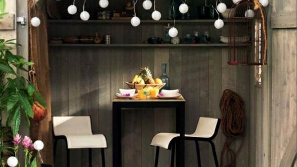 Pokrita-tessasse-visi-svetloba-dva bela stola