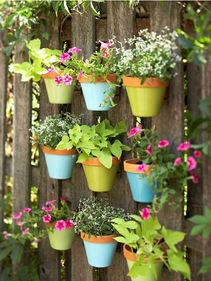 çitin üzerinde balkon saksı fikirler düzenlemek renkli mavi yeşil dekorasyon tasarım renkleri pembe çiçekler