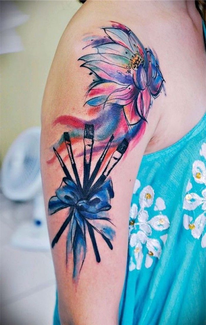 Kvetinové tetovanie na hornom rameni, akvarel tetovanie s kvetinou, kefy a luk