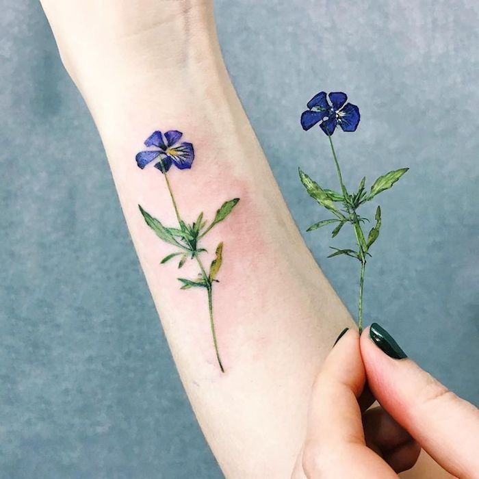 tatuaż w kolorowe kwiaty na przedramieniu, mały tatuaż, fioletowy kwiat