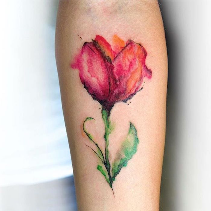 tatuaż kolorowy kwiaty, tatuaż ramię, czerwony tulipan