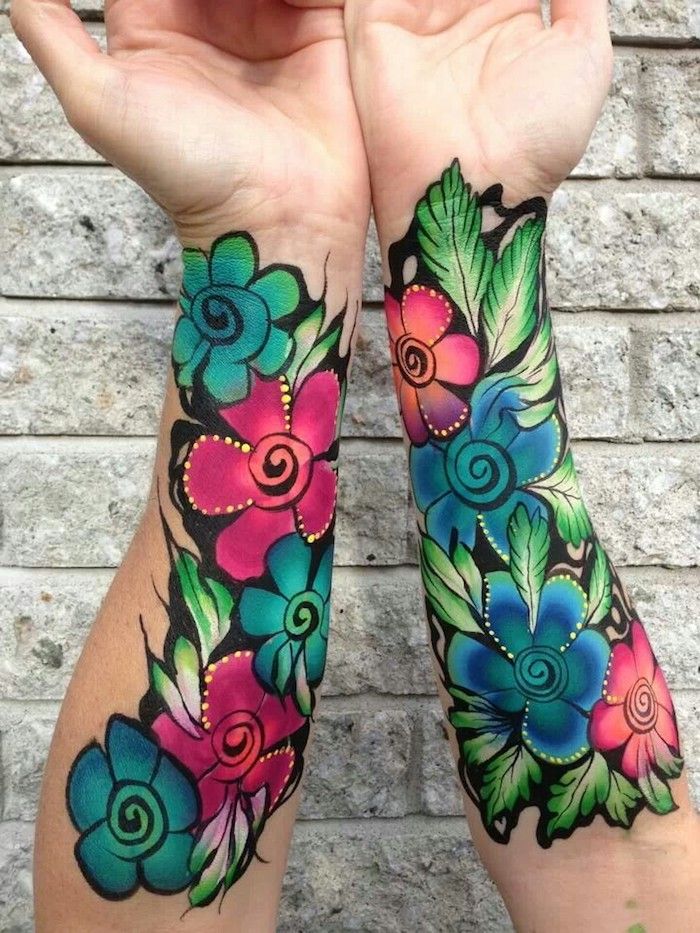 duży kwiatowy tatuaż na ramieniu, kolorowe tatuaże z motywami kwiatów