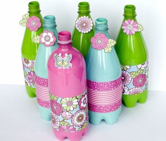 plaktukas su plastikiniais buteliais, dekoravimo buteliai, popieriaus gėlės, schmettering