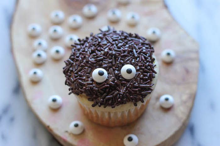 göra och dekorera halloween muffins, cupcake spider med chokladögon
