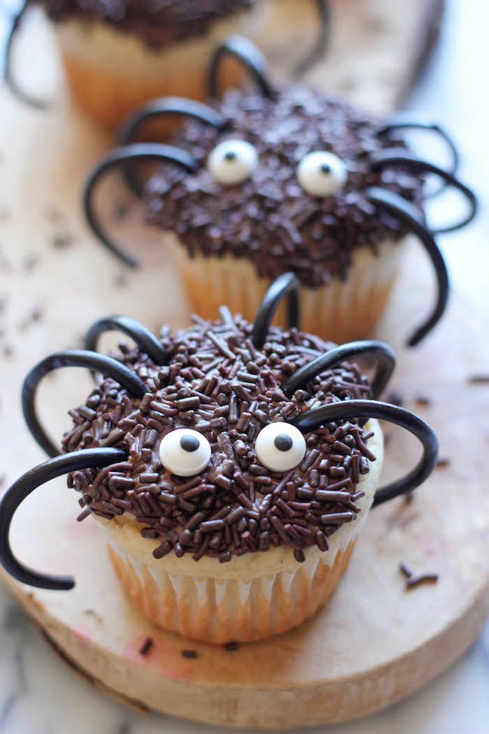 Padaryk sau Halloween muffins, cupcakes su šokolado kojomis