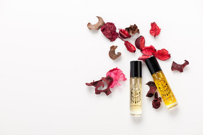 parfymerad med jasmin och rosolja, torkade rosenblad, kosmetika gjorda av naturprodukter