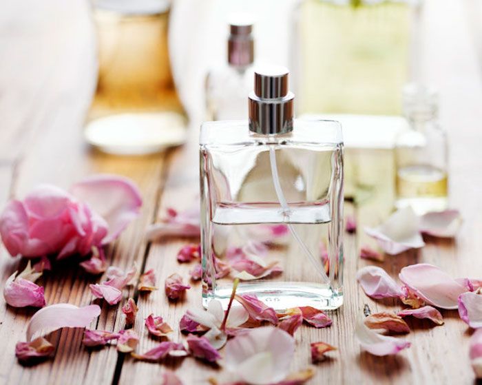parfum met jasmijn en rozenolie, gedroogde rozenblaadjes, zelfgemaakte geschenken