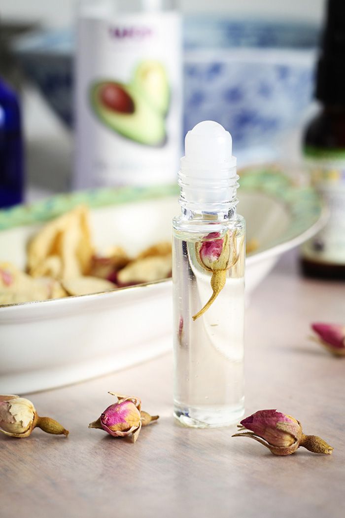 roll on parfum met jasmijn en gedroogde rozenblaadjes, zelfgemaakte cosmetica