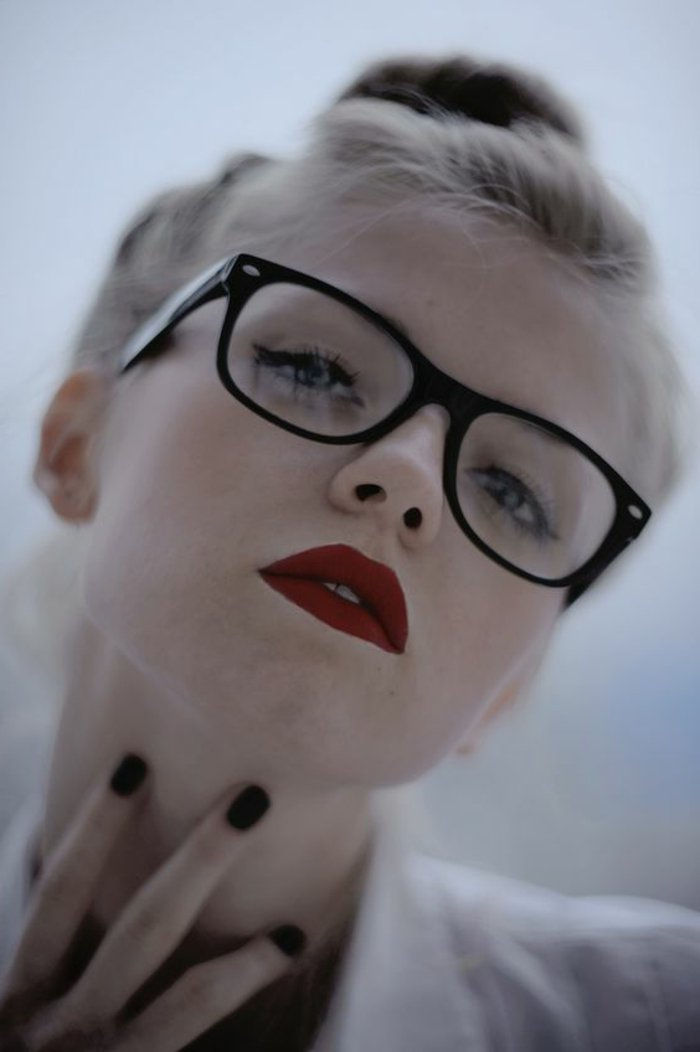 0 retro glasögon Vacker kvinnlig modell i svart