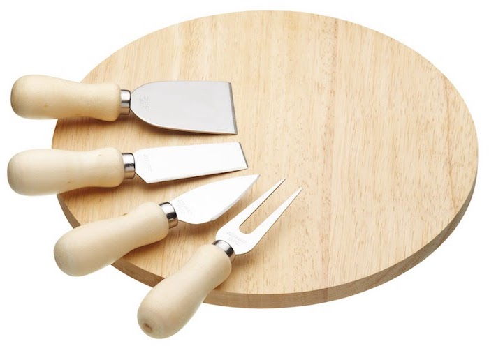 kruhová rezacia doska vyrobená z dreva na syr a klobása, ktorá sa predáva spolu so štyrmi ostrými nožmi na rôzne syry