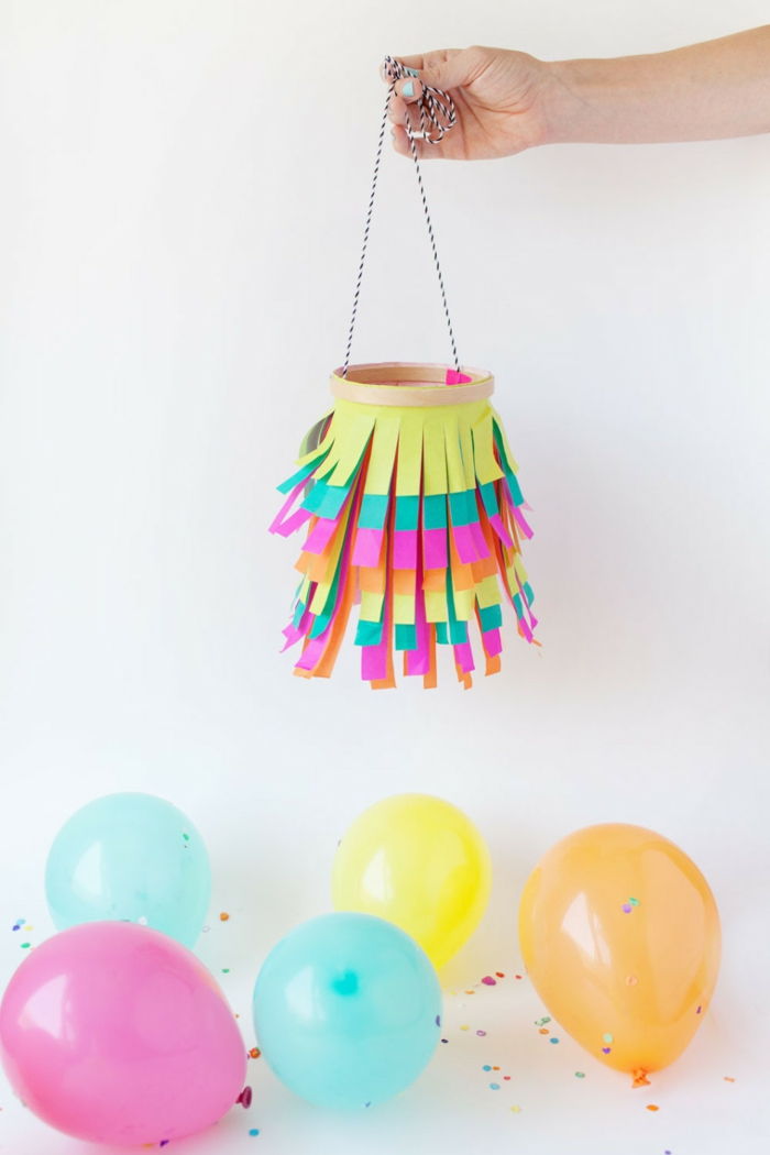 fazer lanternas de papel colorido e linha, balões, decoração de festa
