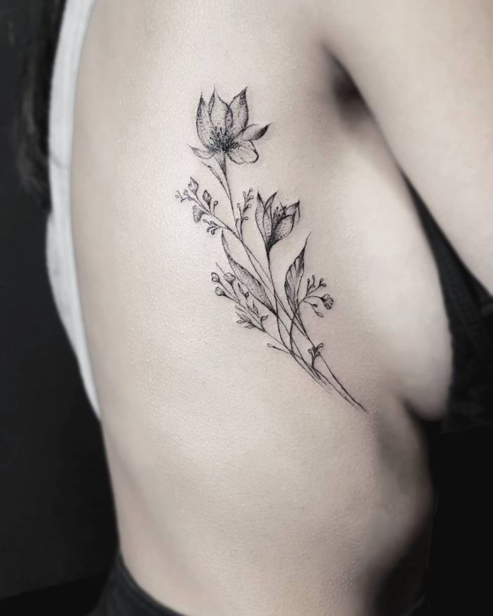 blomma tendril i svart och grått på kroppssidan, tatueringar för kvinnor