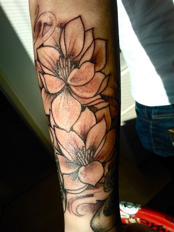 Tatuaj sensul tatuaj cu motive de crin pe antebraț