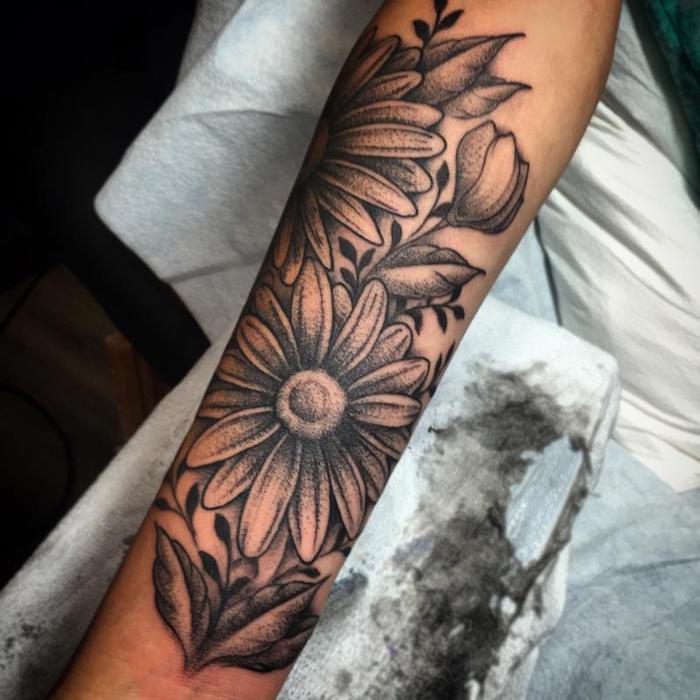 tatuering betydelse, kvinna med stor svart och grå tatuering med daisy motiv