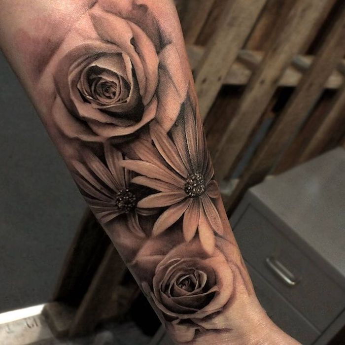 Tatuiruotės prasmė, juoda ir pilka tatuiruotė ant rankos, rožės ir rožės