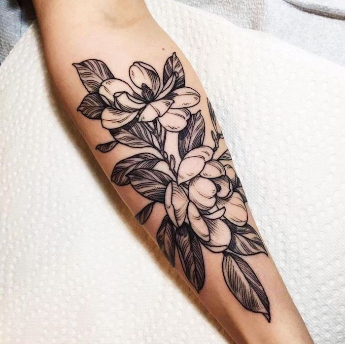 tattoo cvetje, črna in siva tetovaža na podlakti, tetovaže za ženske