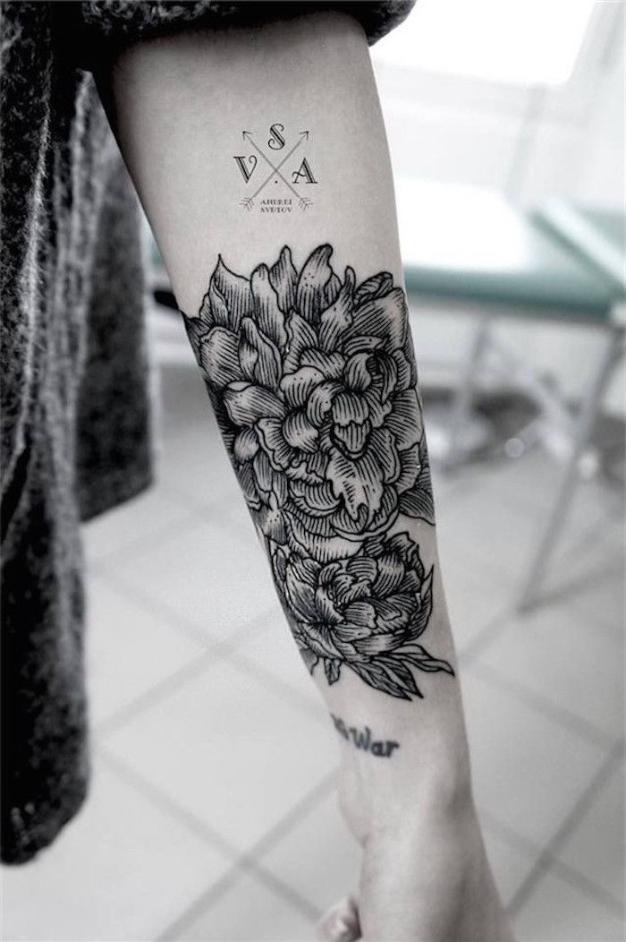 Tattoo betyder, tatuering i svart och grått med blommor och kompass
