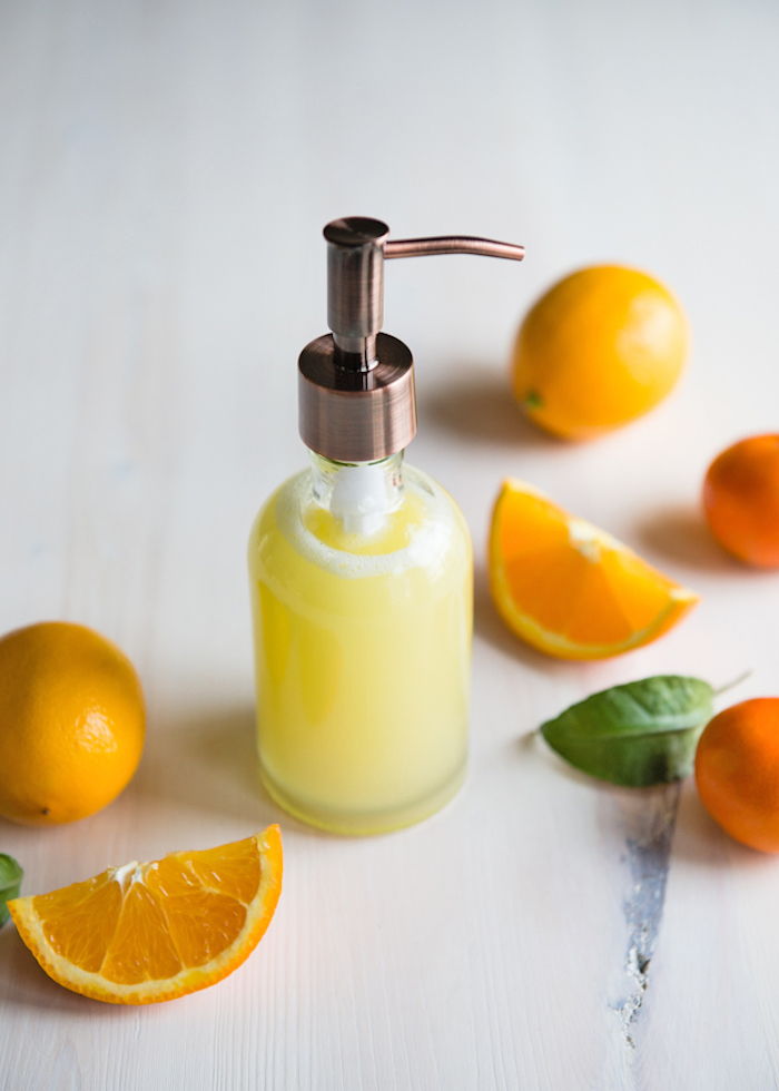 Naredite svoj gel za prhanje, pršite olje s citrusi, kokosom in vitaminom e