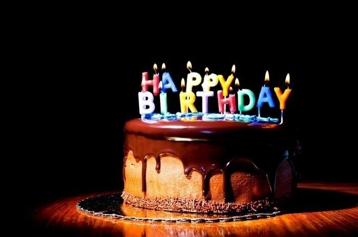 1 Fancy narodeninovú tortu s čokoládou sviečkami a schválenie