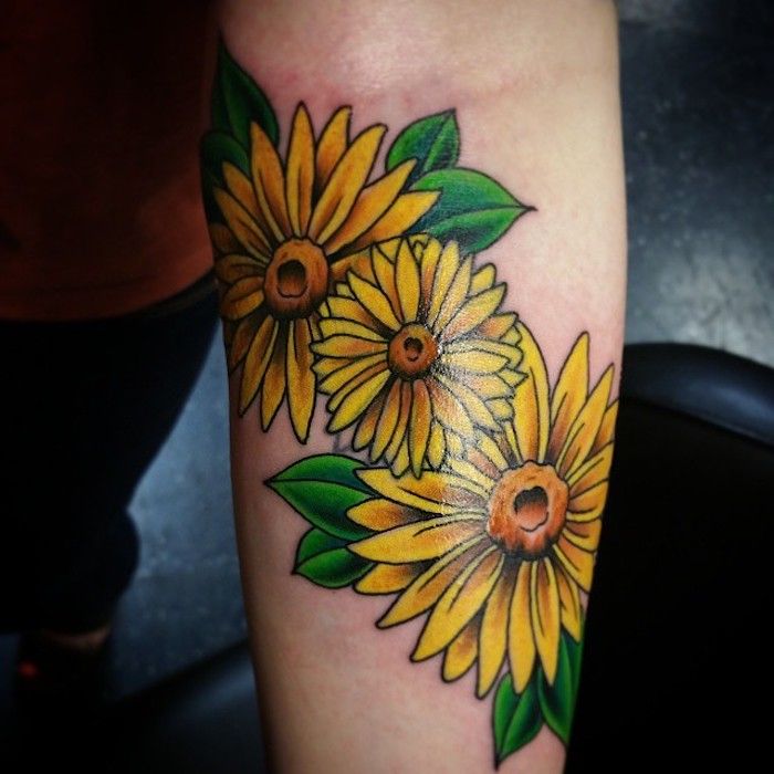 tatuaje florale, tatuaj cu trei flori galbene pe braț