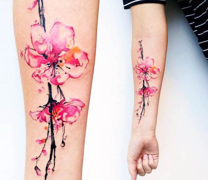 tatuaj sens, tatuaj acuarelă cu motiv de floare de cireșe pe antebraț