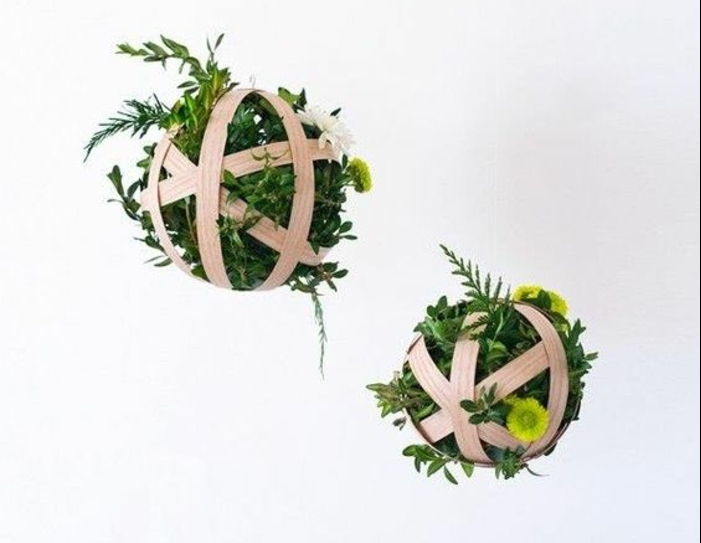 Vzmetna dekoracija tinker, viseče kroglice z zelenimi rastlinami in vejami