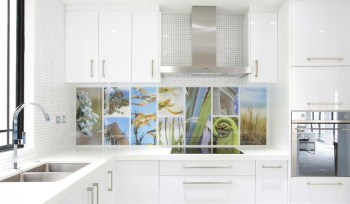 bela kuhinja s poudarjeno barvno zadnjo steno