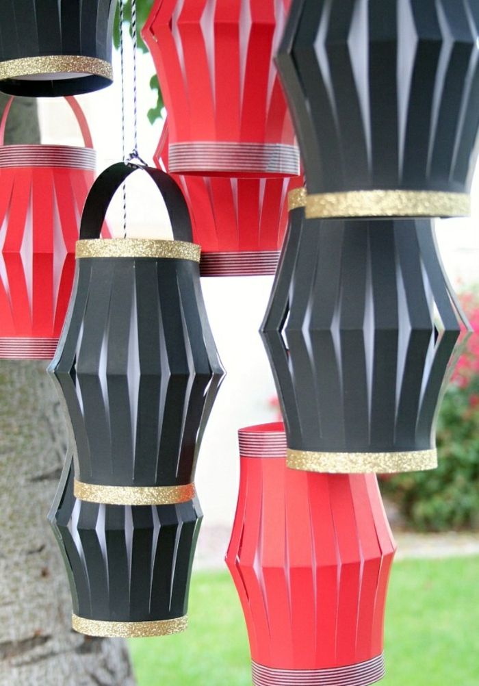 Lanterne chinezești din hârtie roșie și neagră, decor de grădină
