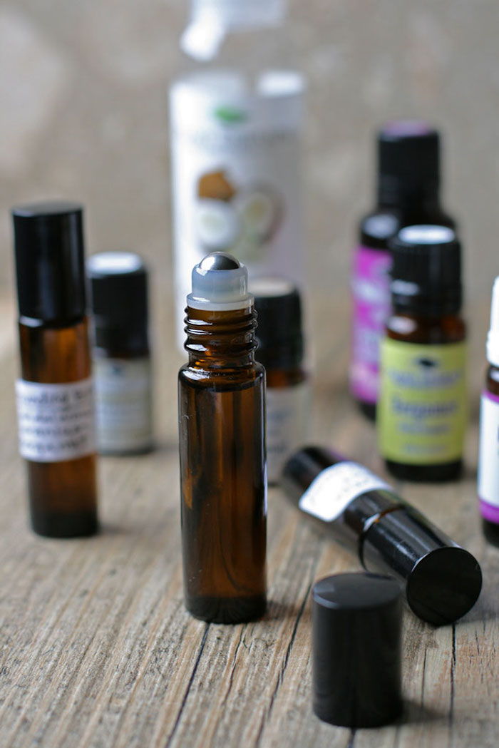 maak zelf natuurlijke cosmetica, rol parfum op met etherische oliën