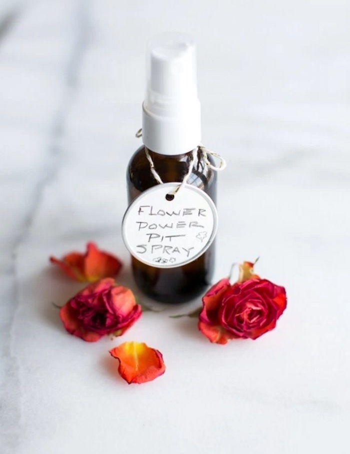 lage naturlige kosmetikk selv, parfyme fra naturlige ingredienser, rosenolje