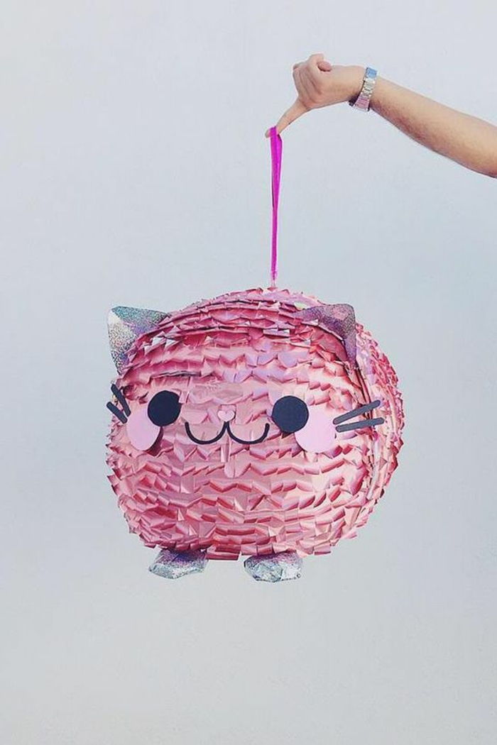 pinata tinklelis - katinas, pagamintas iš rožinės spalvos papuošto kartono