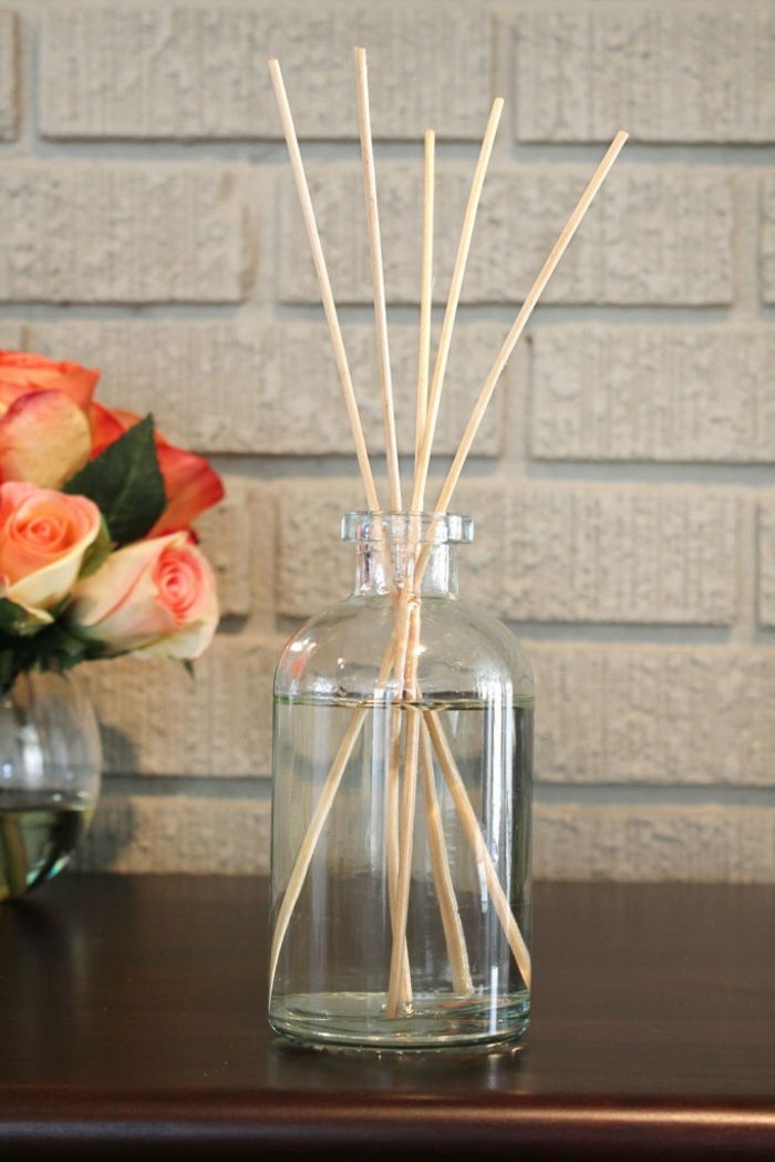 urobte izbu vôňu sami, sklenené fľaše, drevené tyčinky, ruže, dekoračné predmety