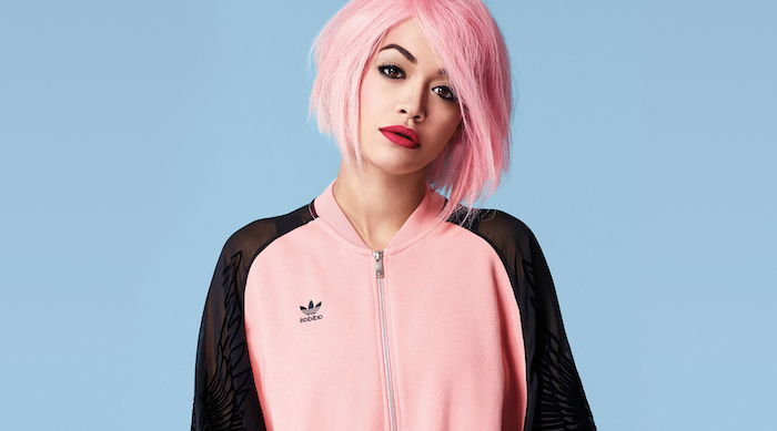 rosa hår, smink för pastell rosa hår, tröja i rosa och svart