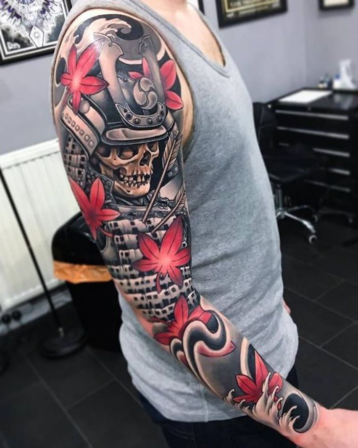 samuraj tetovanie, rukáv, rameno tetovanie, lebka, prilba, červené listy stromu