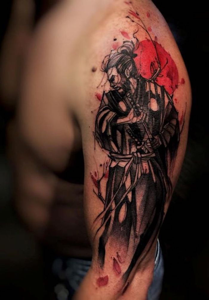Guerreiro japonês, homem com cabelo preto, sol vermelho, pétalas