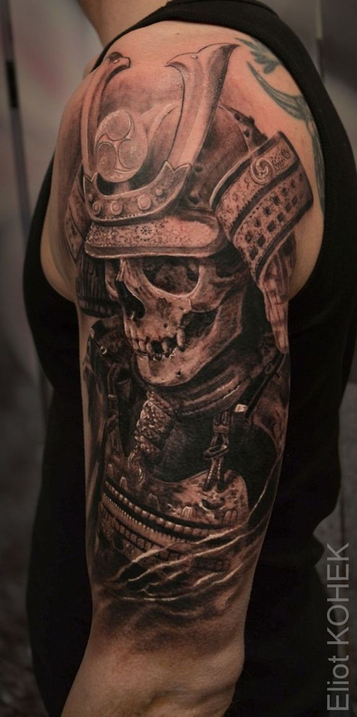 Samuraj tattoo, roko, tattoo v nadlaket v črni in sivi barvi