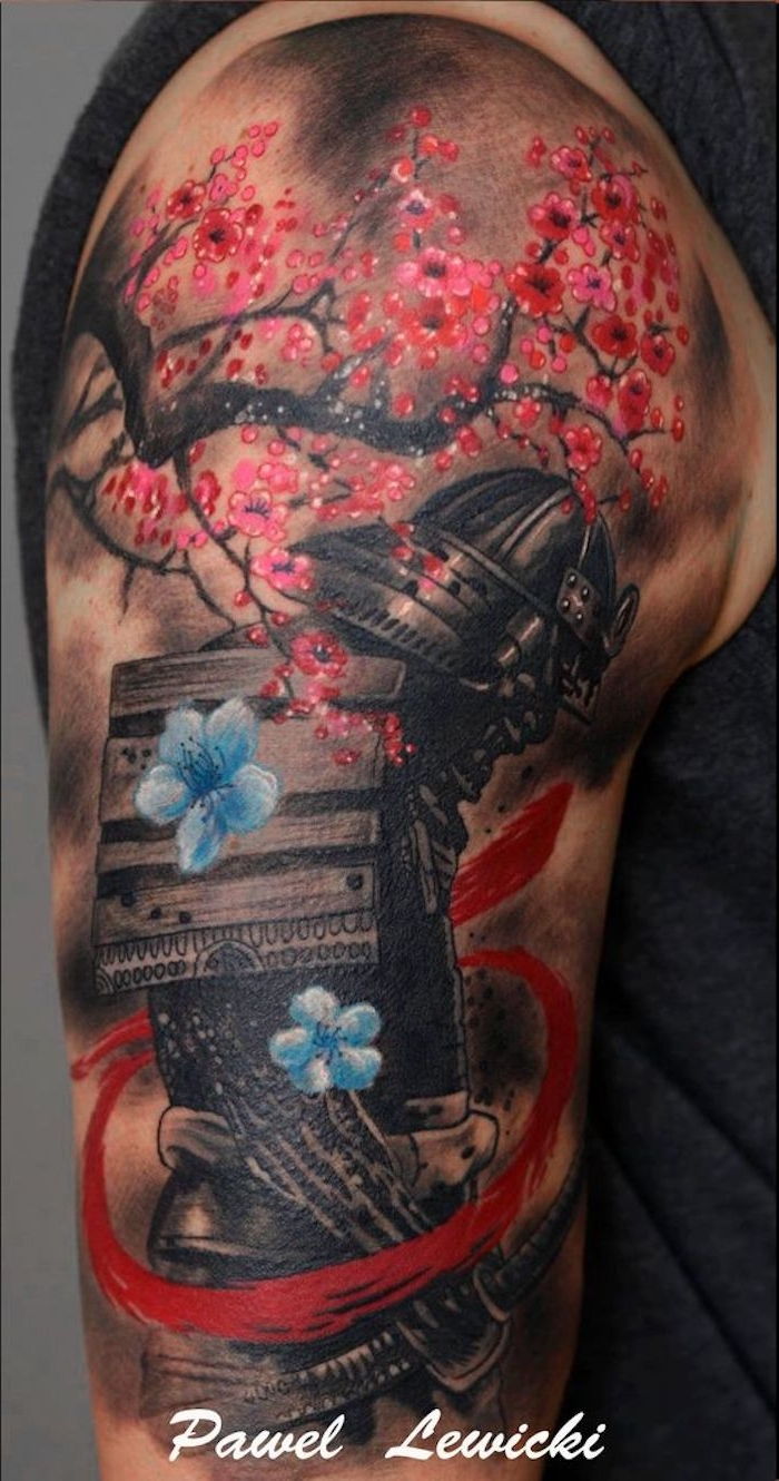 fighter tatuering, blå blommor, blå, övre arm tatuering, tatuering