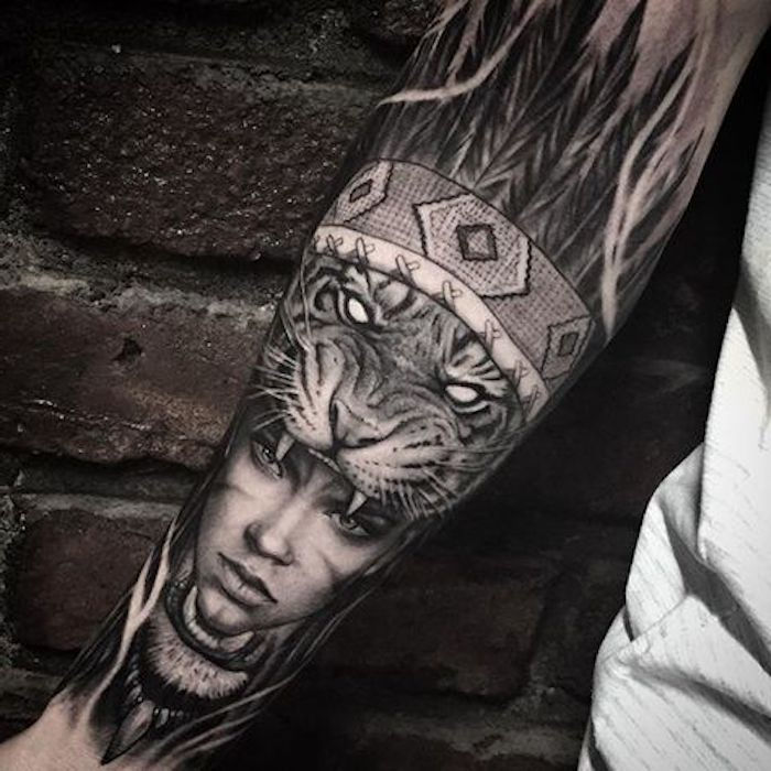 tiger tatuering, kvinna, fjäder, tiger huvud, arm tatuering i svart och vitt