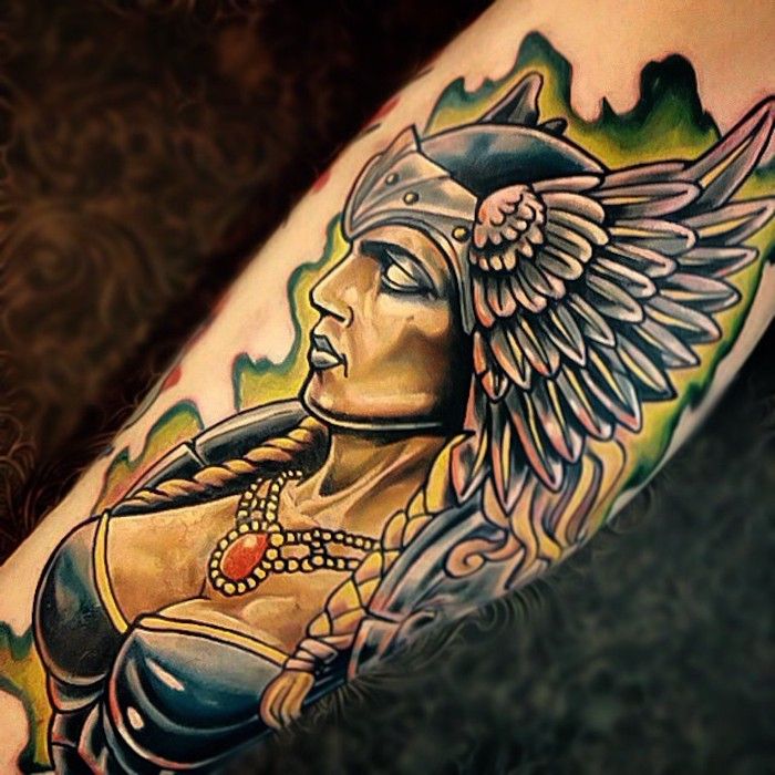 viking tatoveringer, kvinne, hjelm med vinger, blondt hår, gylden kjede