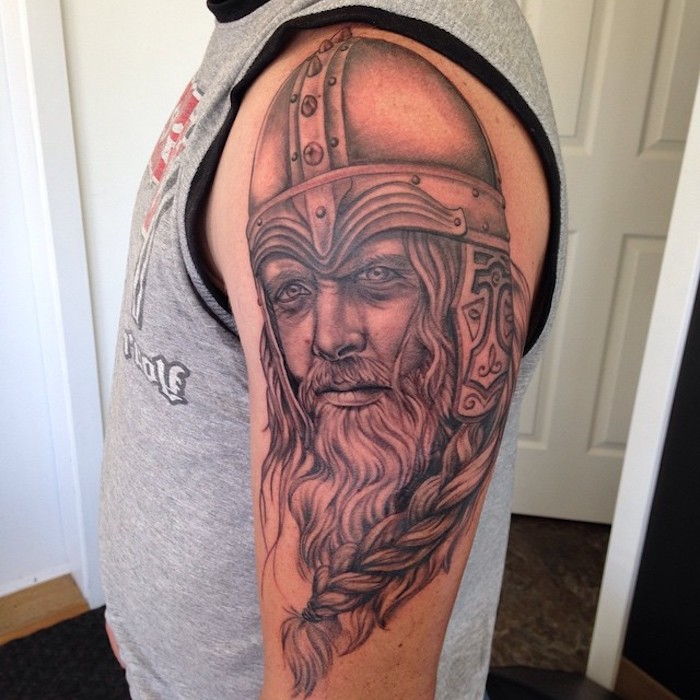 viking tatoveringer, mann, grå t-skjorte, viking med hjelm og lang skjegg