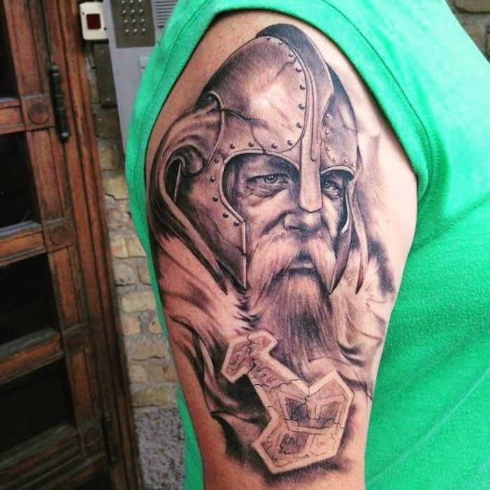 viking tetovaže, zelena majica, viking s čelado in dolgo brado