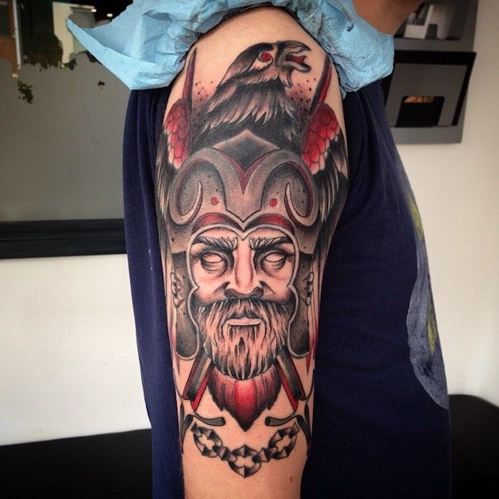 viking tetovaže, viking s čelado, ptica, tattoo nadlaket