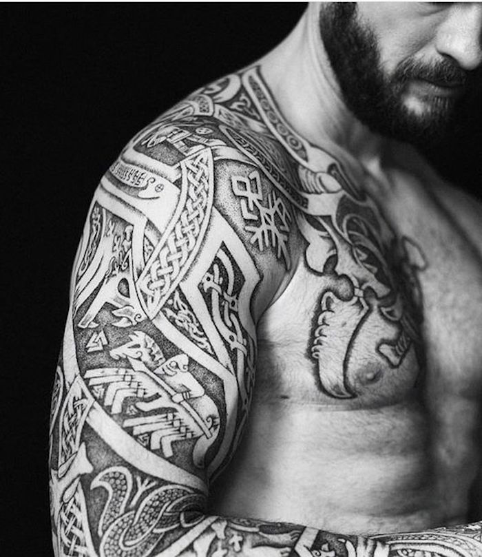 viking tatoveringer, mann, tatovering overarm, tatovering med mange elementer
