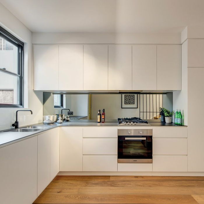 elegantna bela kuhinja s kuhinjo nazaj - ogledalo