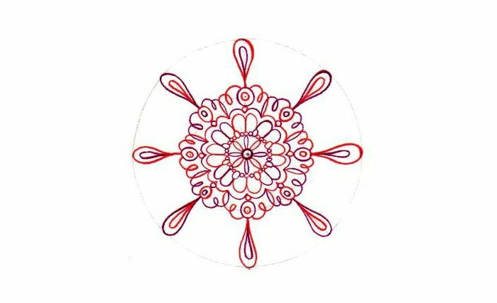 Pictură Mandala, finisată mandala cu contururi colorate, roșu, violet, ciucuri, spirale, un cerc mare
