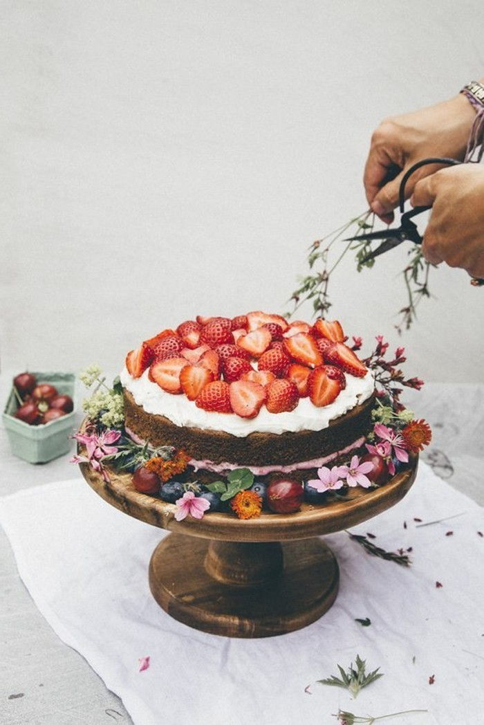 10-preprosto-torto-za-belo-glazuro okrašena z strawberries-